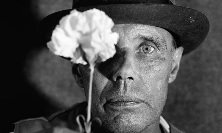 Joseph Beuys: Der Künstler, der die Kunstwelt revolutionierte